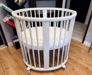 Stokke Sleepi Mini V3 - owalne łóżeczko dziecięce