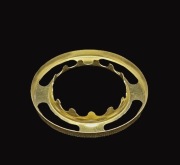 Mosiężna galeryjka pod klosz do lampy naftowej.