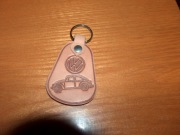 Breloczek Volkswagen Garbus wykonany ze skóry