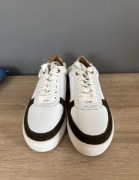 Skórzane sneakersy Cosmoparis białe z zielonym zamszem złote okucia