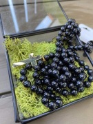 Długi elegancki wisior ze złotymi krzyżami