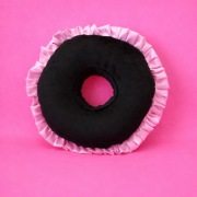 Poduszka do piercingu donut welurowy z falbanką 35 cm