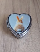 Ozdobne metalowe pudełeczko, kieszonkowa szkatułka - królik, serce