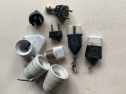 Zestaw starych oprawek i wtyczek.