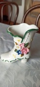 Biały bucik zdobiony kwiatami z porcelany