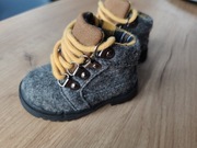 Nowe szare sznurowane trapery Reserved