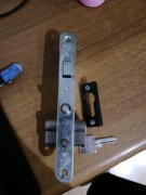 Zamek do drzwi przesuwnych 