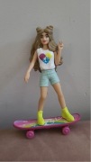 Kinder maxi Barbie na deskorolce figurka VDE05