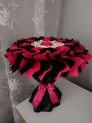 Elegancki bukiet prezentowy z 15 różami i słodkościami.