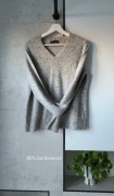Szary sweter z wełny jagnięcej. Sweter z dekoltem w serek. M&S rozmiar M/L.