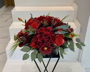 Kompozycja nagrobna w czerwieni stroik na grób