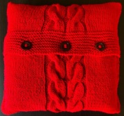 Czerwona poszewka robiona na drutach