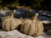 Jesienny wystrój, szydełkowana dynia z juty