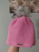 Czapka puder róż z pomponem na polarze Veronic. 100% akryl