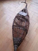 Zabytkowy wiklinowy sadzyk na ryby -wiersza