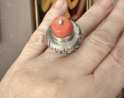 Stary srebrny, okazały pierścionek, naturalny koral