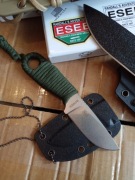 Nóż ESEE IZULA ze stali D2 na co dzień, szkielet oliwkowe.