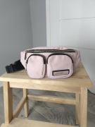 Torebka nerka damska mała Calvin Klein pudrowy róż