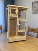 Klatka drewniana dla ptaków egzotycznych.