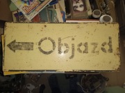 PRL. Duża, metalowa tablica drogowa, znak drogowy.