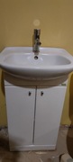 Mała umywalka z baterią i na szafce