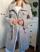 Szary płaszczyk z wełną dziewiczą i kaszmirem wiązany w talii, wiosna