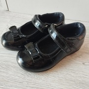 Eleganckie czarne lakierki Next z kokardką, rzepy, wkładka 16 cm (r. 25/26)