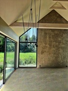 długa lampa wisząca do wysokiego salonu na skosy