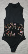 Czarne body siateczkowe w kwiatki półgolf S nowy bez metki