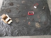 Zestaw  śrub, nakrętek i podkładek w różnych rozmiarach