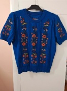 Bluzka dzianinowa sweterek z krótkim rękawem w kolorze niebieskim z haftem 