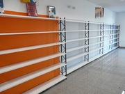 Półki regały sklepowe.