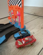 Auta cars Disney nocny wyścig Mattel tor
