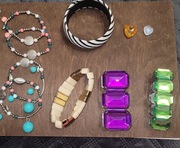 Zestaw 8 sztuk bransoletek i 2 szt zawieszek do naszyjnika 