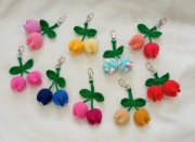 Tulipany wykonane na szydełku, brelok 