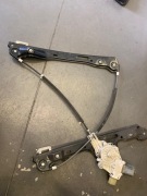 Podnośnik szyby przedni P BMW OE 7067796S