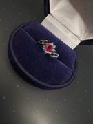 Pierścionek z rubinem i szmaragdami czarne złoto