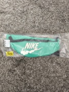 Saszetka Nike FN0892-324 – styl i funkcjonalność na co dzień