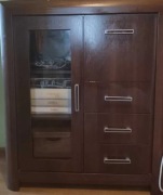 Brązowa, drewniana, pojemna komoda z barkiem