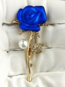 NOWA Broszka przypinka róża niebieska z cyrkoniami i perłą elegancka