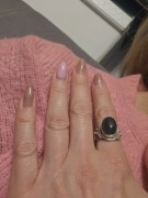 Masywny srebrny pierścionek z zielonym kamieniem