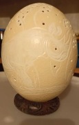 Oryginalne rzeźbione jajo strusia z RPA z podstawką 