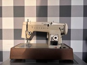 Maszyna łucznik w skórzanej walizce