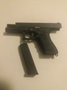 Brelok, pistolet Glock 17 z funkcją wyrzutu "łuski".