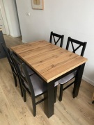 Sprzedam stół z krzesłami.