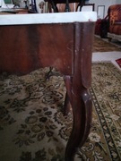 Mała konsolka z marmurowym blatem.