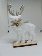 Figurka świąteczna renifer z futerkiem  – biała, stojąca