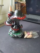 Stojak kadzielnica do kadzidełek stożkowych.