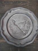 Stary cynowy talerz ozdobny  myśliwski sygnowany Etain