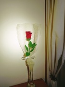 Szydełkowa róża z listkami – elegancki prezent na Walentynki | 40 cm